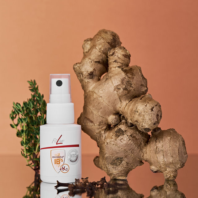 Флакон FitLine IB5 рядом с имбирём, тимьяном и гвоздикой